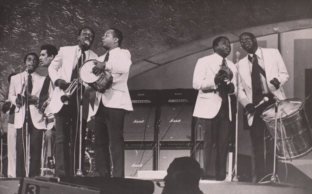 Os Originais do Samba em apresentação histórica: Chiquinho, Bigode, Mussum, Bidi, Lelei e Rubão