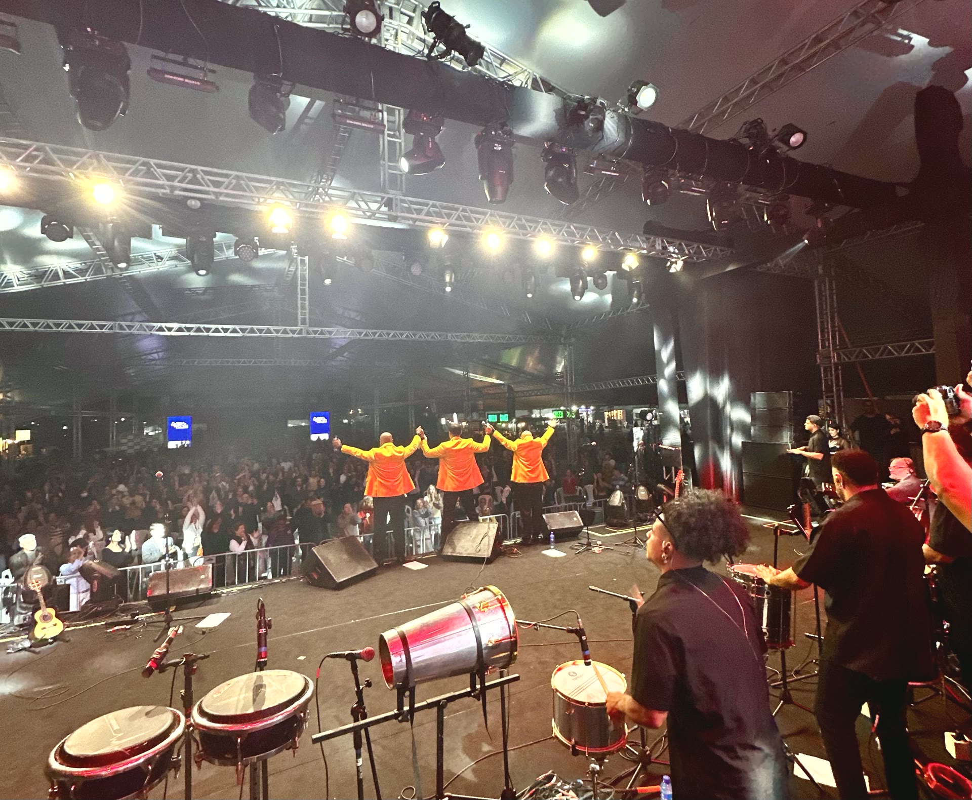 Os Originais do Samba no palco diante do público